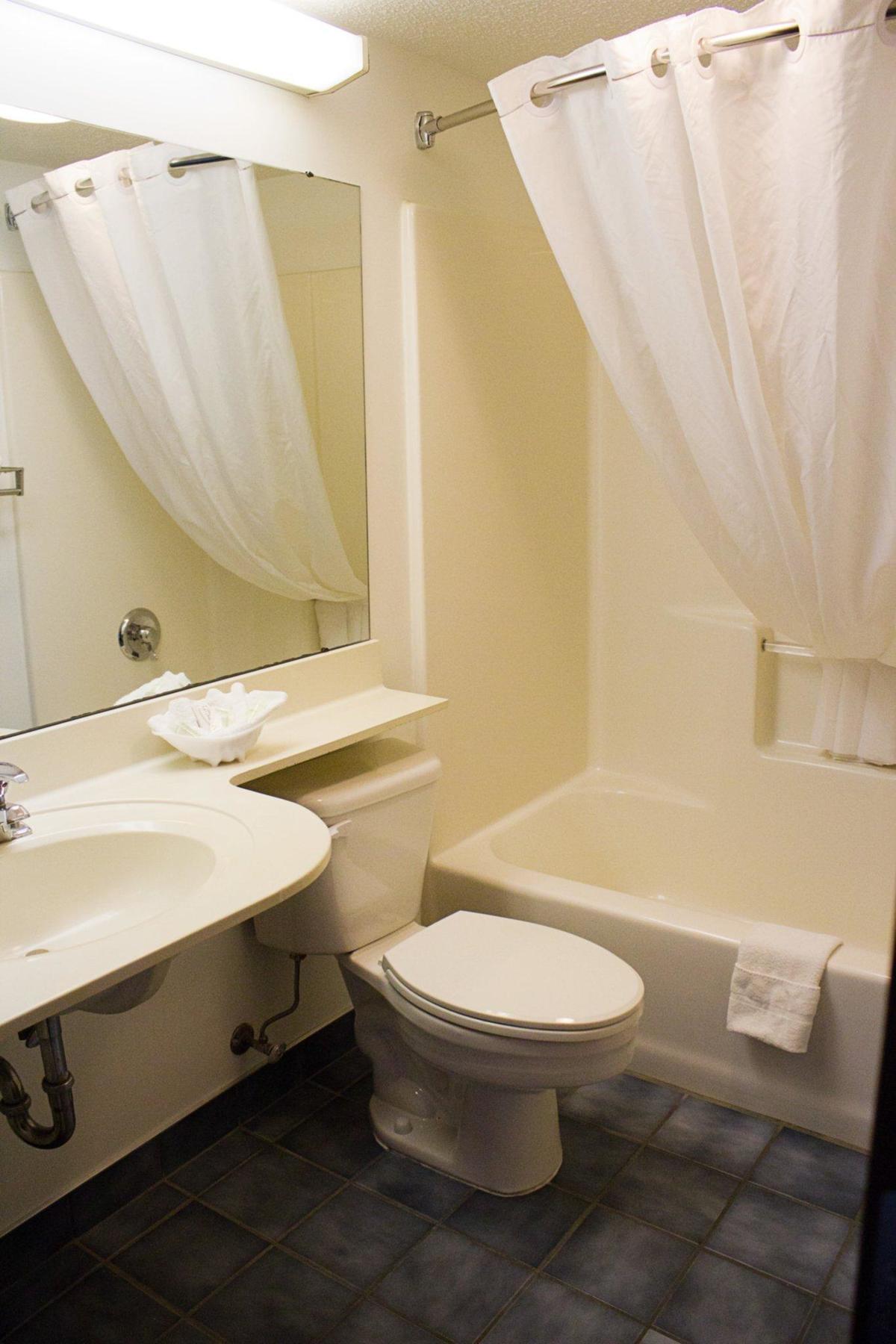 Quality Inn Mount Pleasant Bagian luar foto